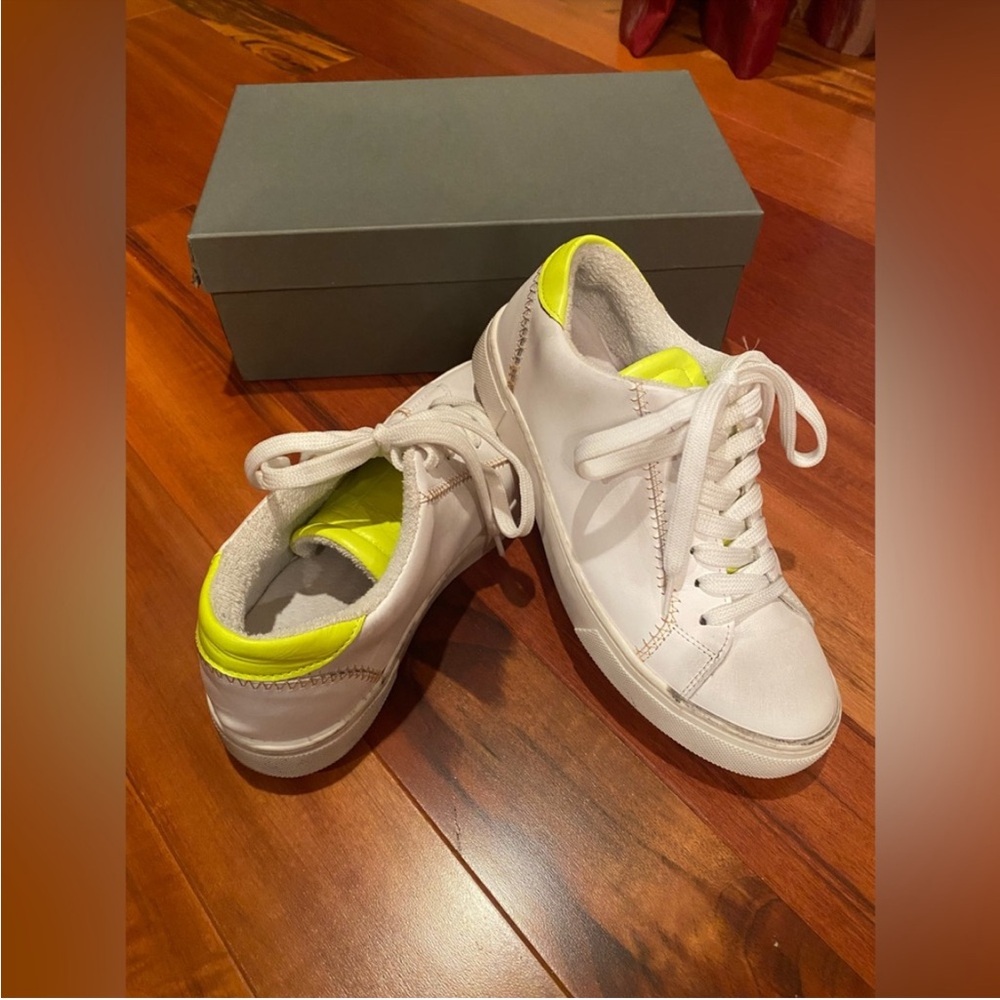 Joya Sneakers